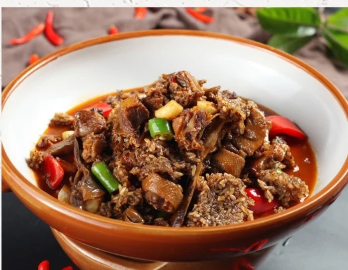 湘西血粑鸭成菜图