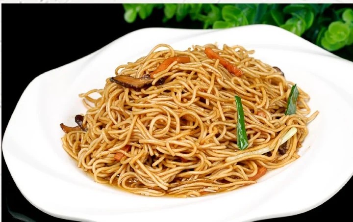 炒面成菜图